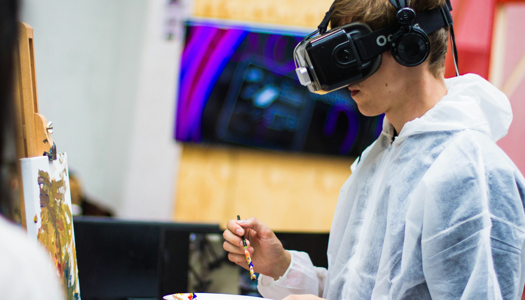 Mann mit VR Brille